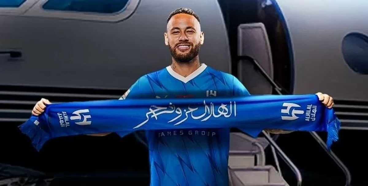 Neymar giơ khăn của Al Hilal trong ngày ra mắt